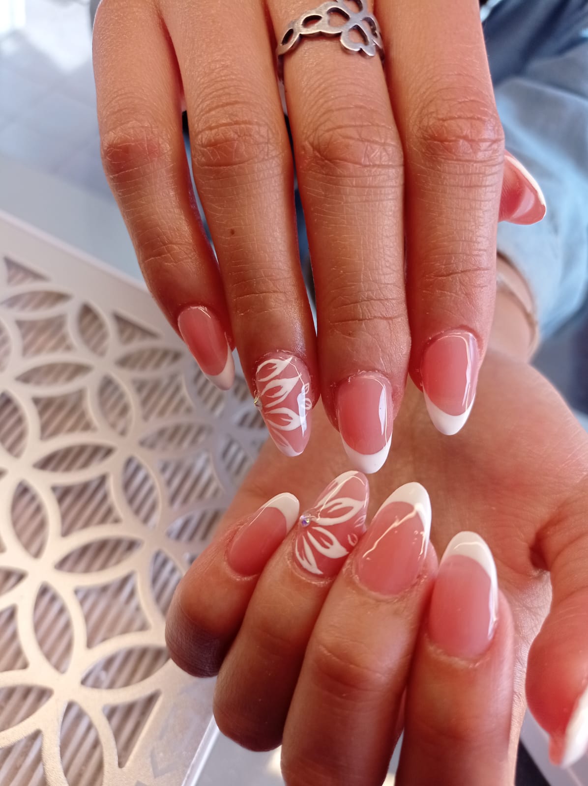 Trabajo de uñas Margarita's Beauty Studio 9